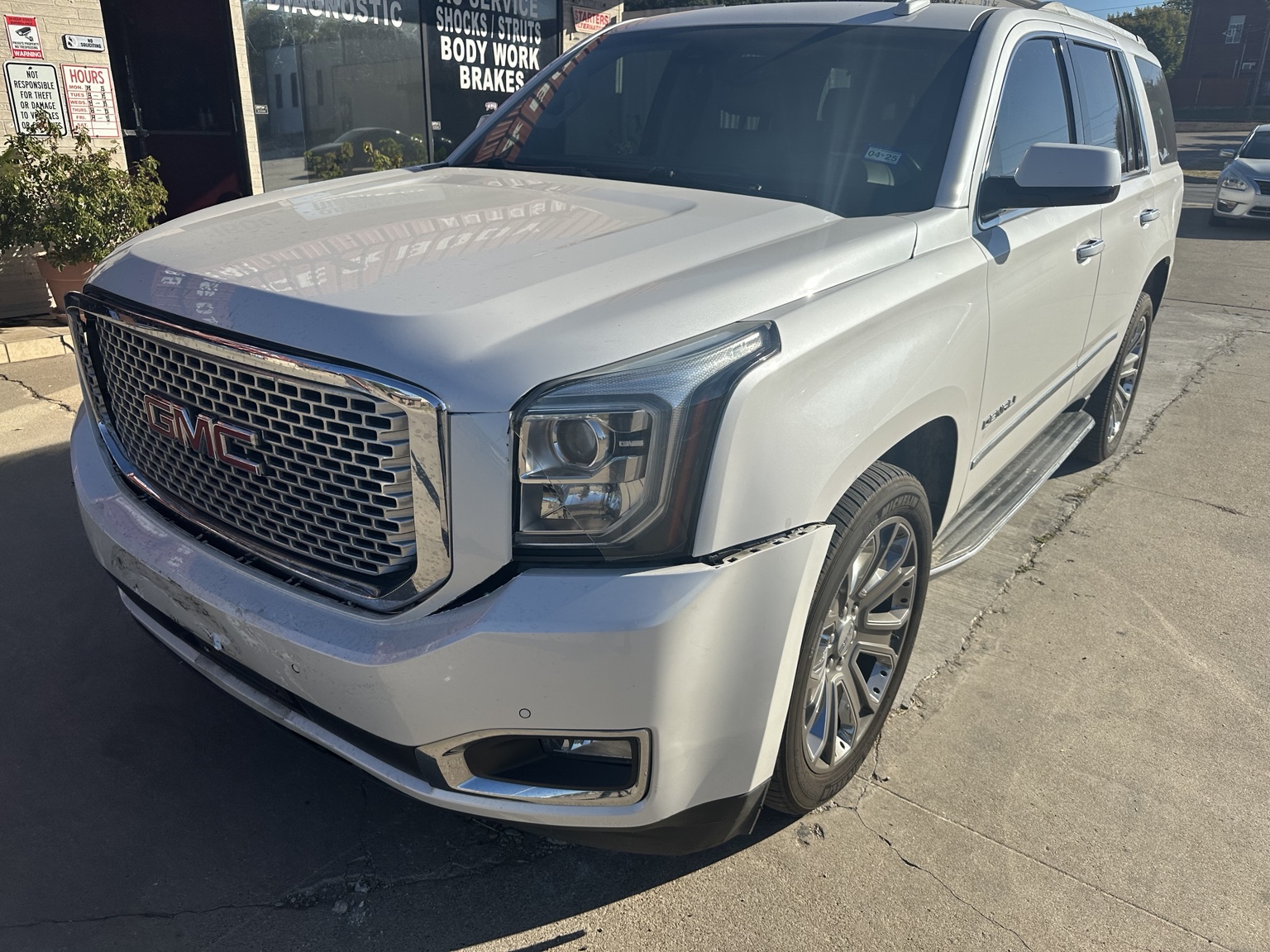 GMC Yukon before body repair